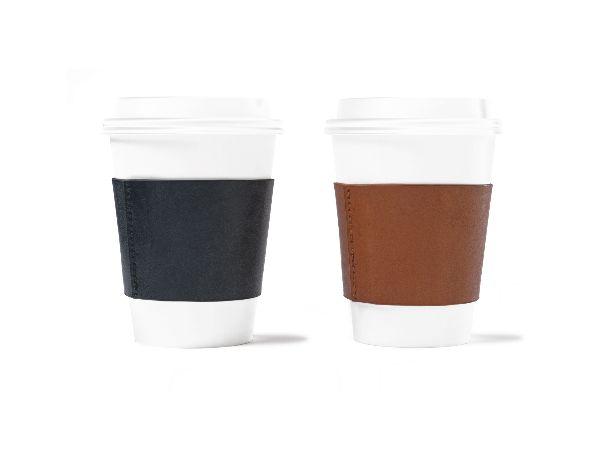 A technique established in 1919.<br />
Cup sleeves made from cowhide tanned using multiple processes.